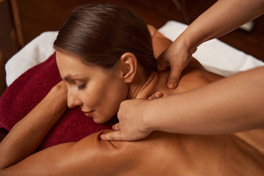 Douleur au trapèze et à l’épaule: zoom sur les appareils de massage & fauteuil massant