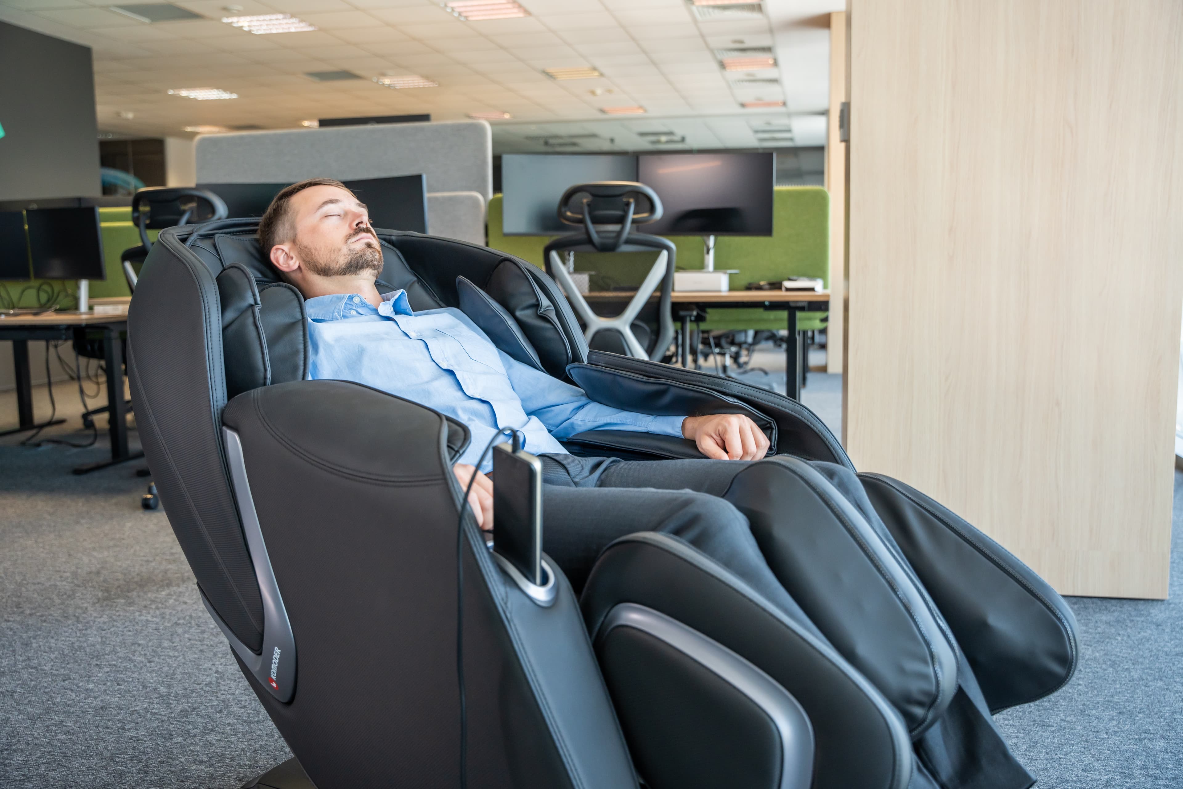 Se faire masser au bureau : investissez dans un fauteuil massant pour vos salariés